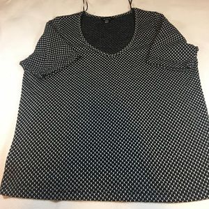 Geometric textured short sleeve shirt.